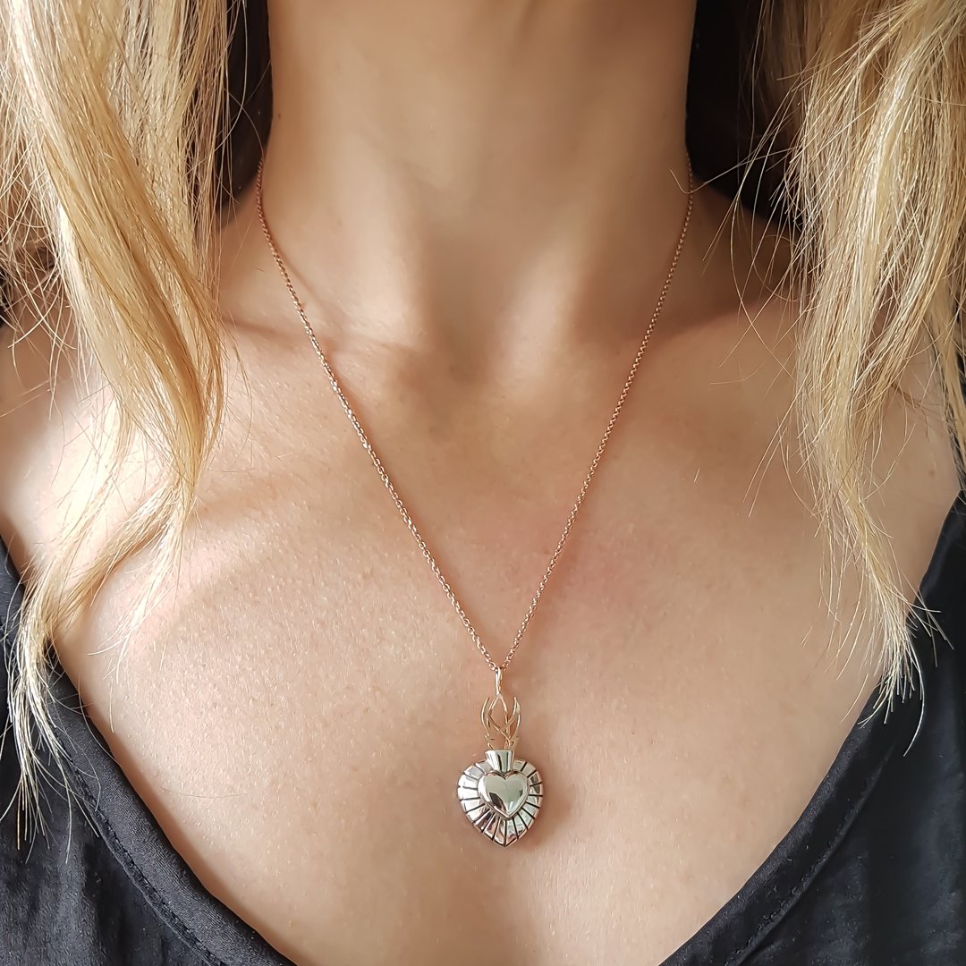 sacred_heart_pendant_petite_