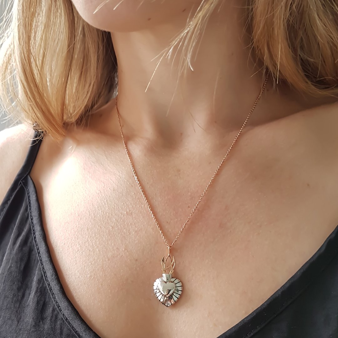 sacred_heart_pendant_petite_