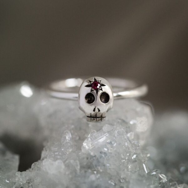 hunter skull ring silver and ruby