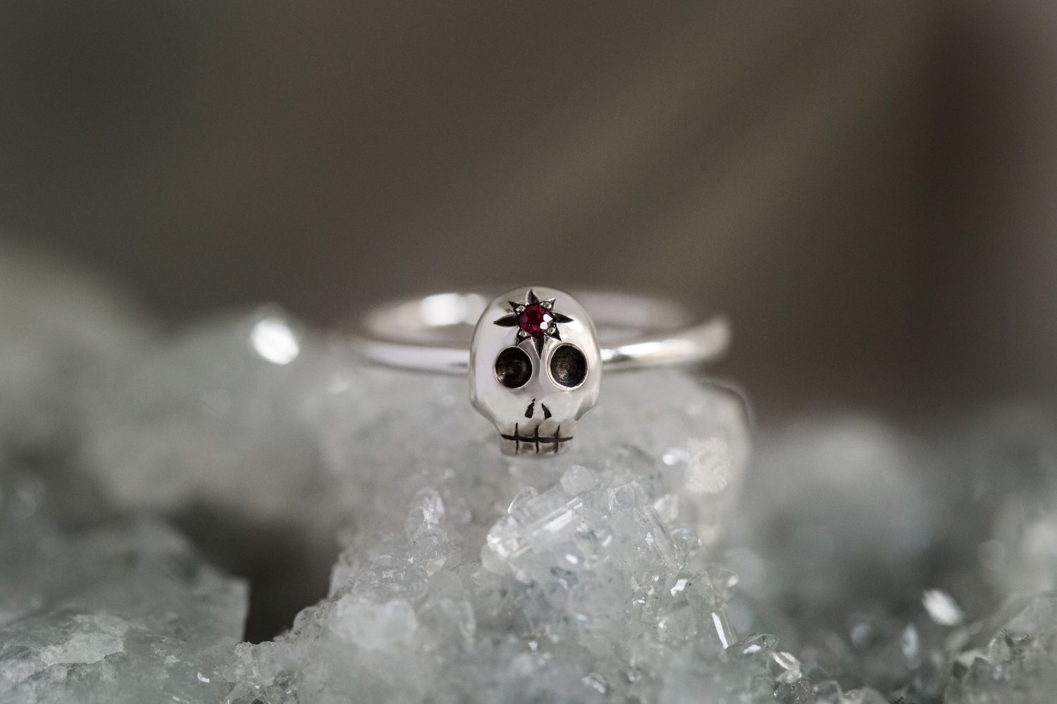 hunter skull ring silver and ruby