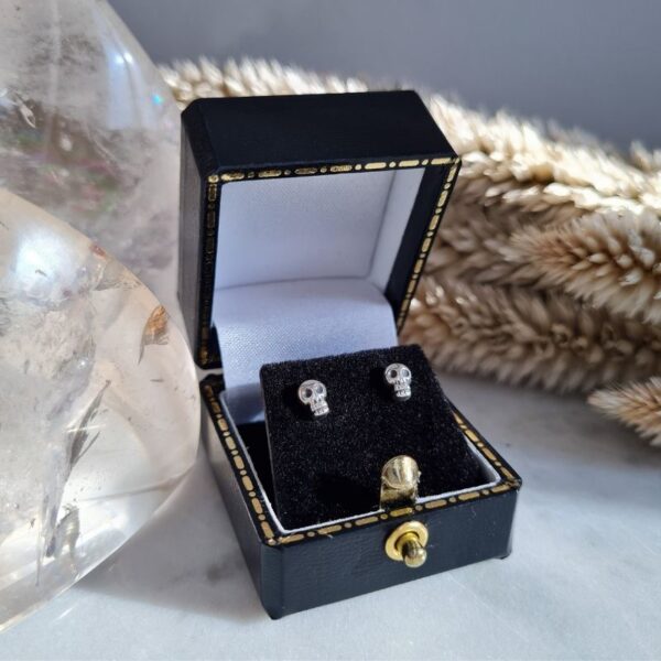 skull-stud-earring-silver-black