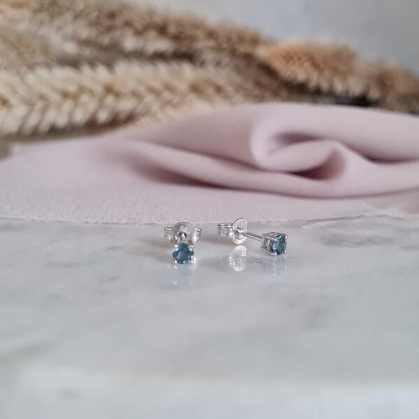 mini stud earring white gold topaz