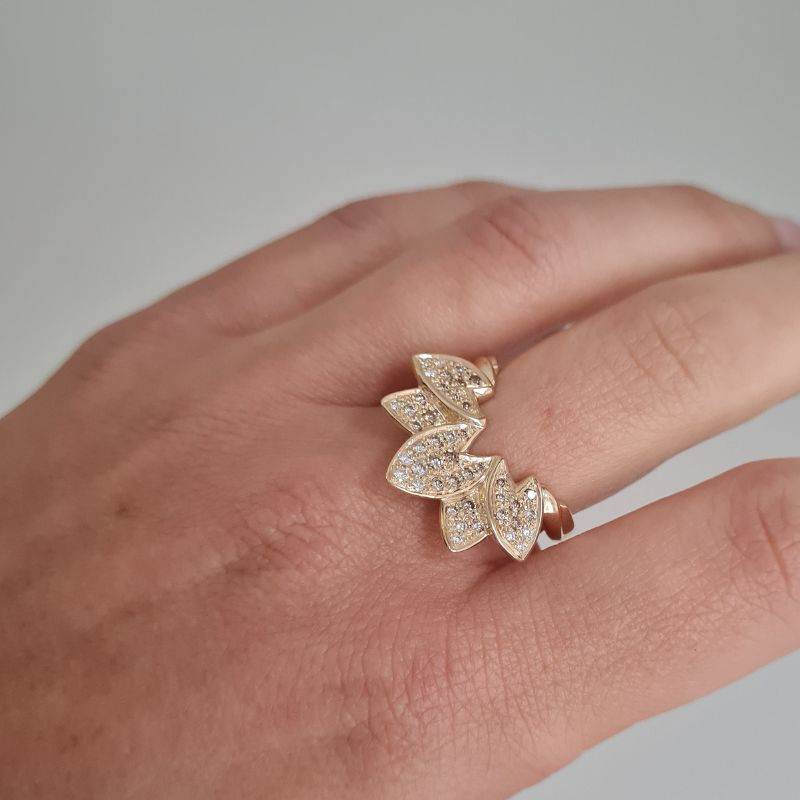 Lotus ring in yellow gold with ombre diamonds
