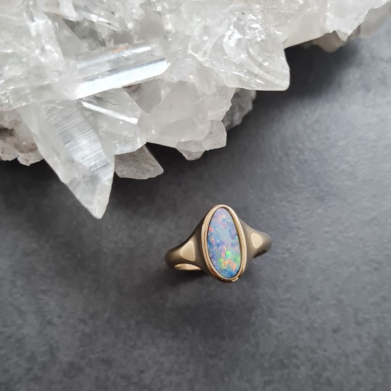 Opal in yellow gold sculpted ring