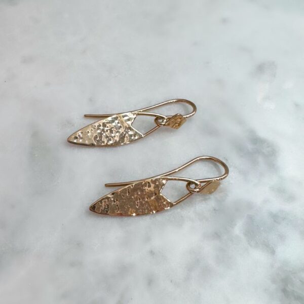 Artefact earrings in yellow gold with hammer tone finish