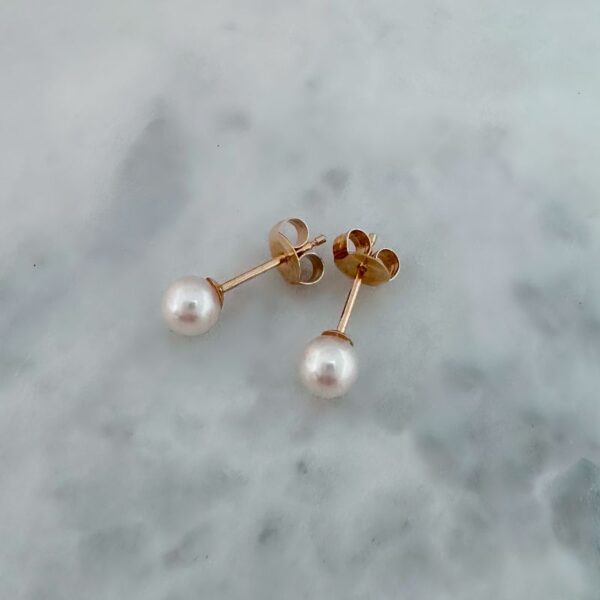 freshwater pearl studs with 18ct yellow gold fittings