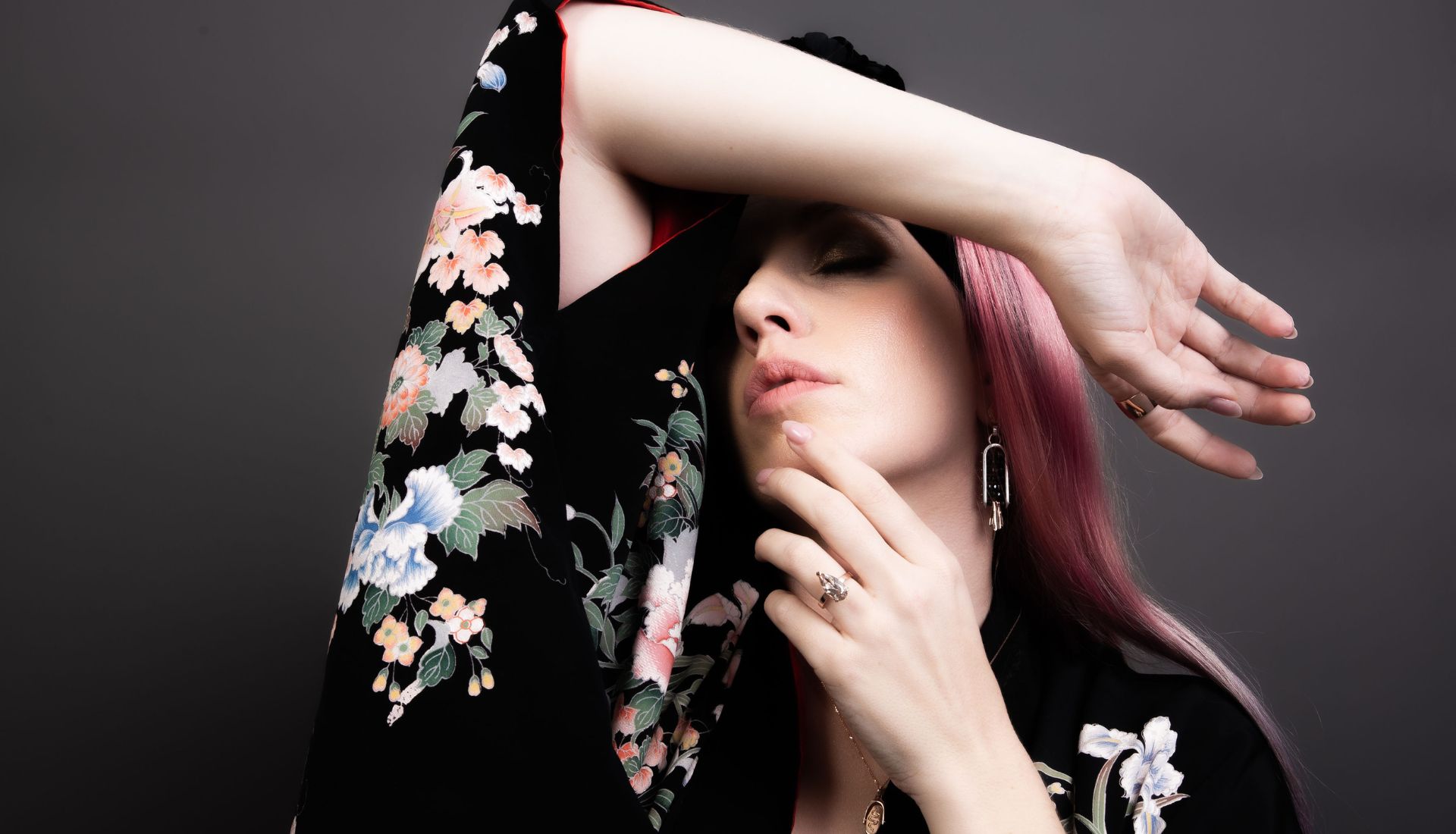 juju gems jewellery model wearing kimono and jewels