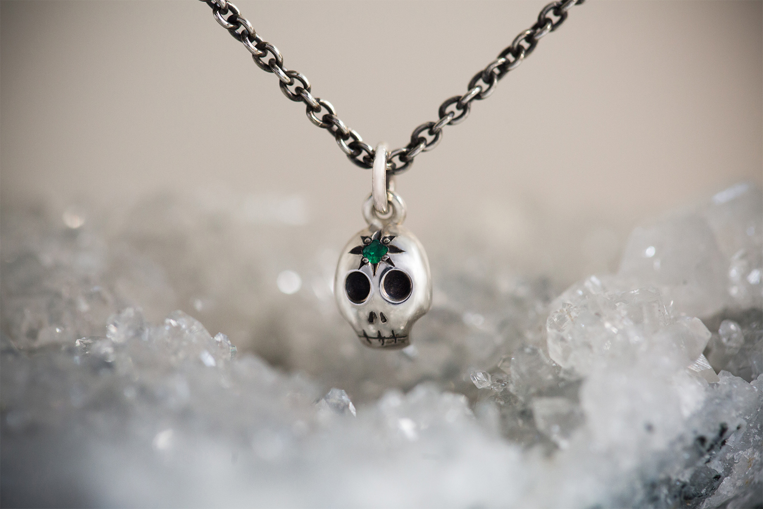 juju-gems-jewellery-silver-hunter-pendant-emerald
