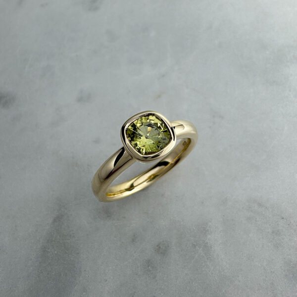 juju-gems-jewellery-sapphire-solitaire-ring-yellow-gold